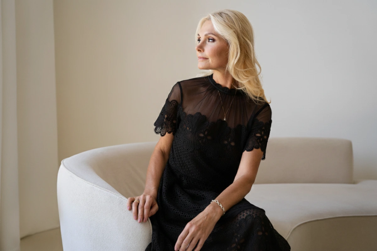 comment porter robe noire à 50 ans