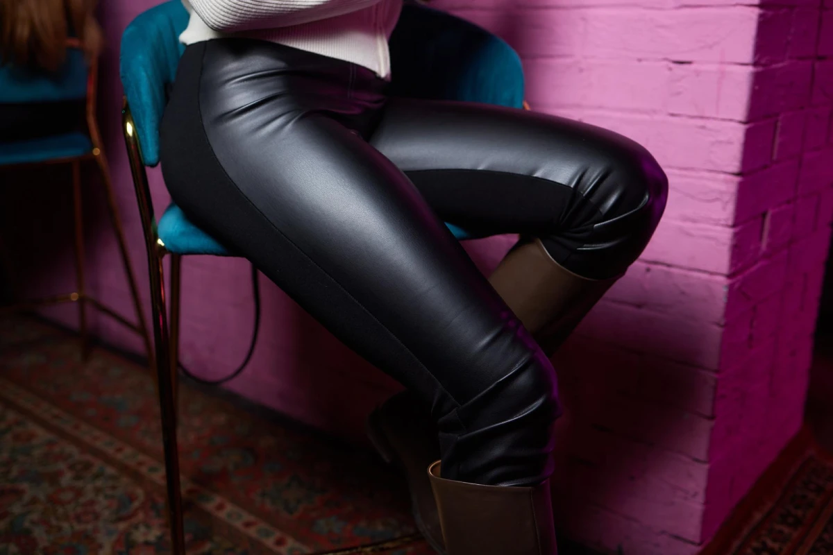 quel haut mettre avec un pantalon en cuir