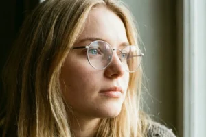 Quelle couleur de lunettes pour une blonde aux yeux bleus