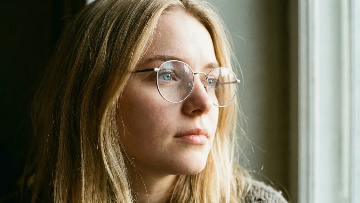 Quelle couleur de lunettes pour une blonde aux yeux bleus