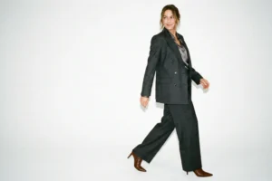 photo d'une femme avec une tenue type power dressing