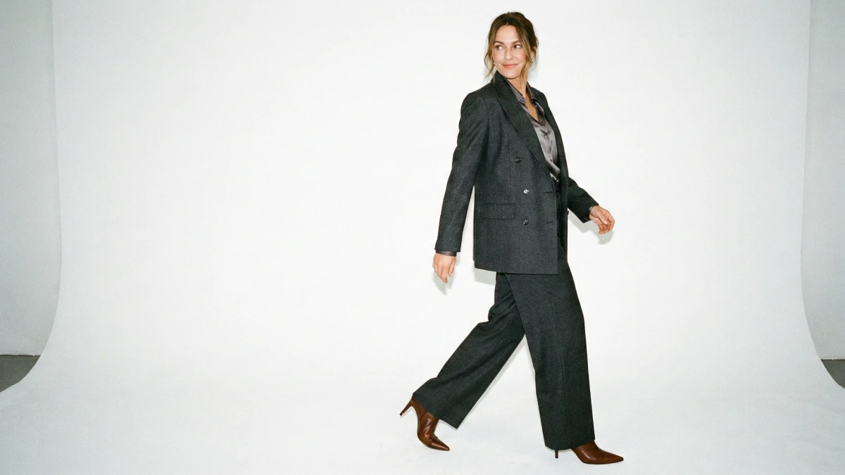 photo d'une femme avec une tenue type power dressing