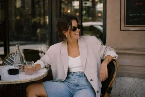 femme assise portant un bermuda en jean tendance