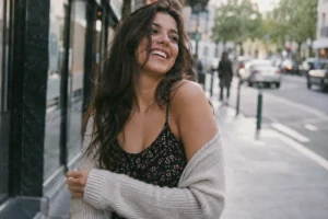 cacher bras avec une robe sans manche