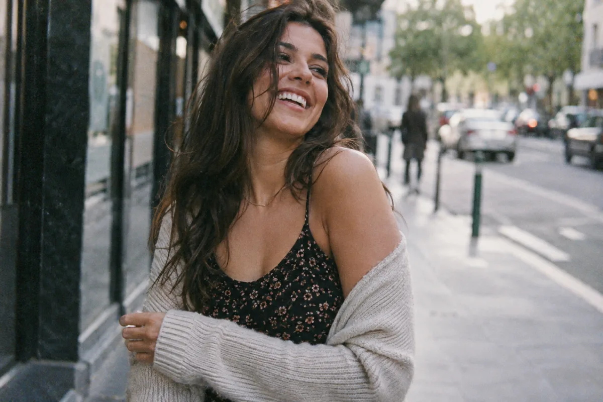 cacher bras avec une robe sans manche